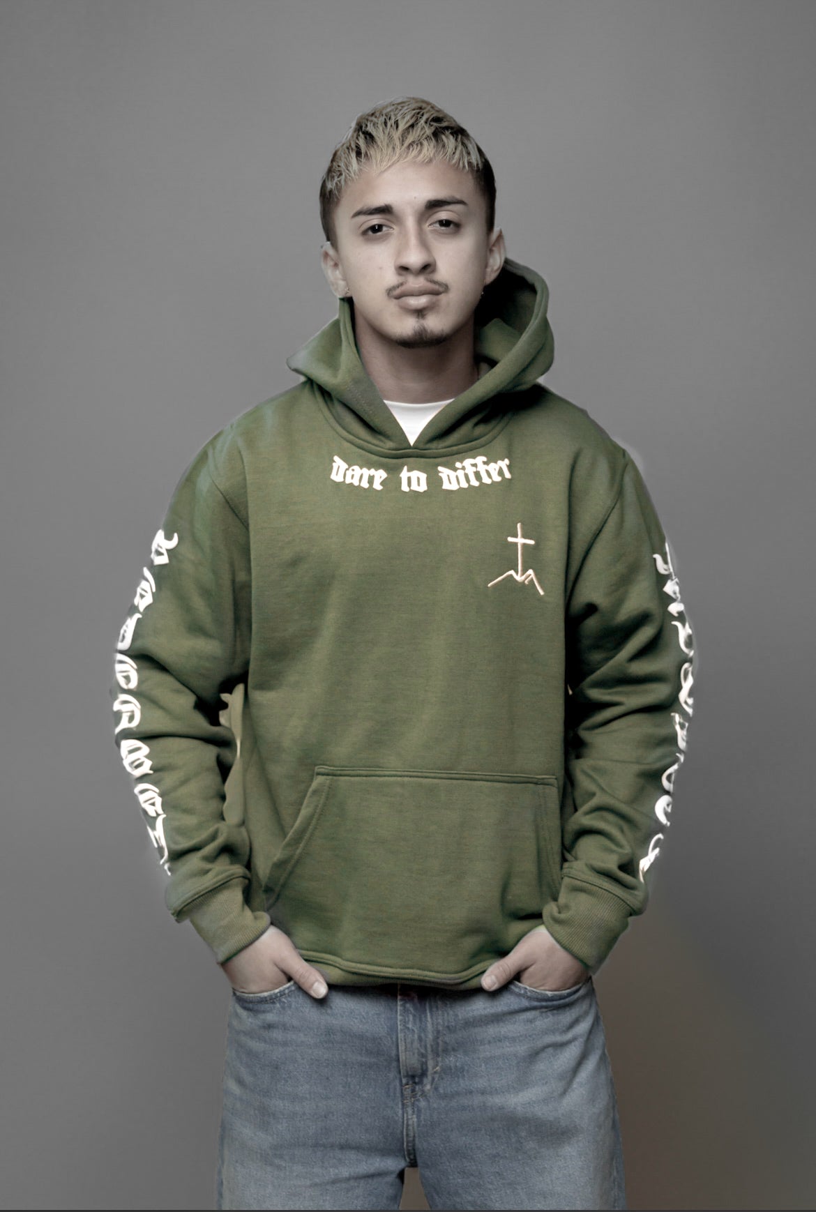 'DARE TO DIFFER' HOODIE ARMY GREEN/WHITE