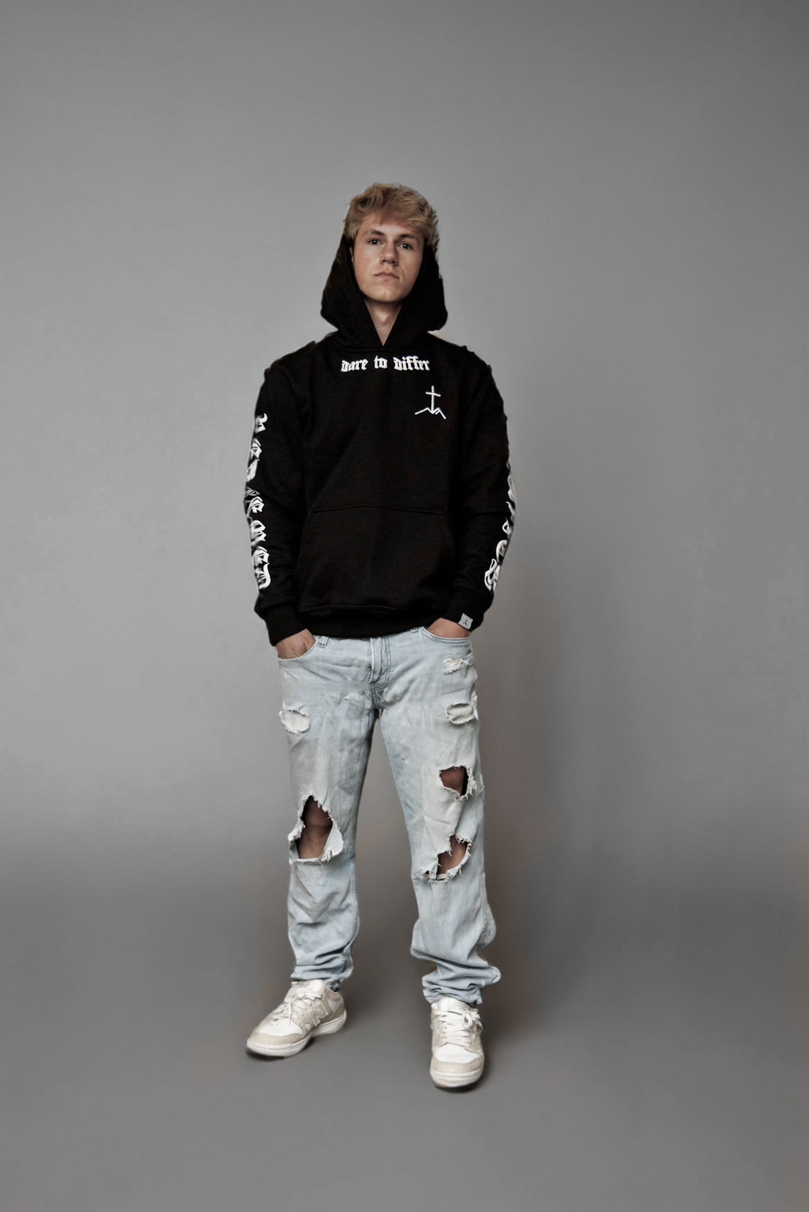 'DARE TO DIFFER' HOODIE BLACK/WHITE